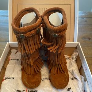 Minnetonka child’s 3 layer fringe boot 2652, Size 7